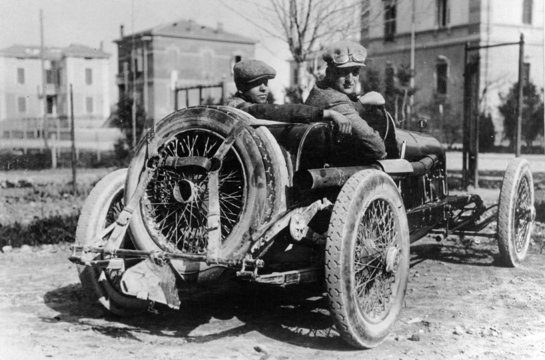 Enzo Ferrari, crveno i crno